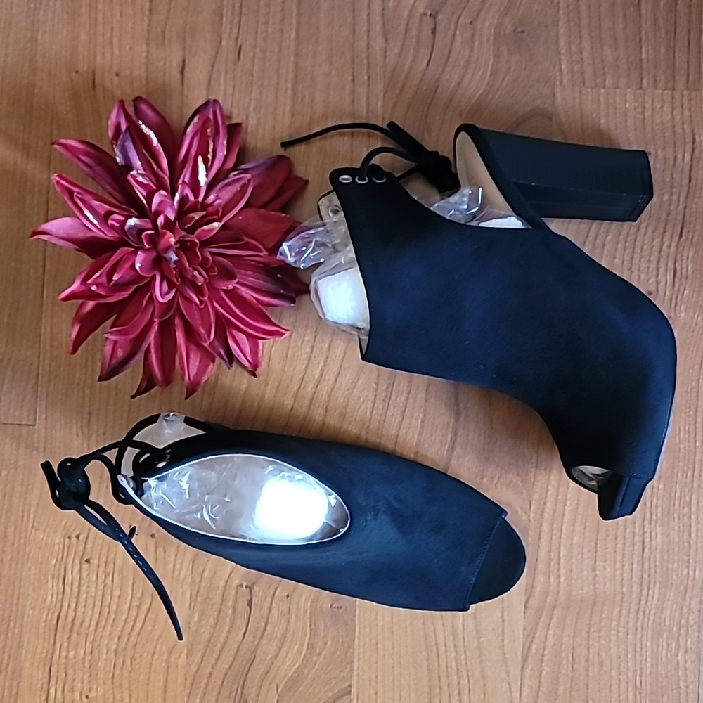 CHASE AND CHLOE Marcy Cutout Bootie